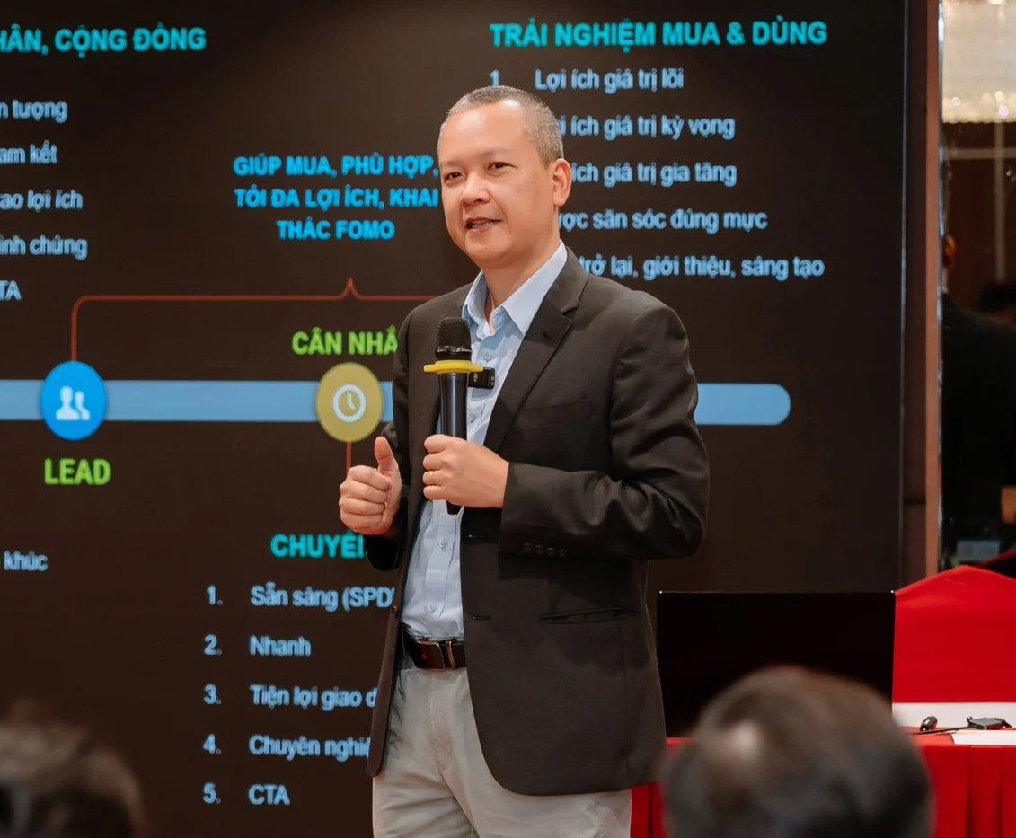 Chuyên gia Vũ Long đang giảng trước cộng đồng doanh nhân